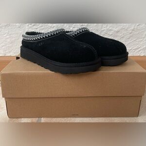 UGG Black Tasman Sheepskin Fuzzy Lined Slippers House Shoes/Slippers; size 5